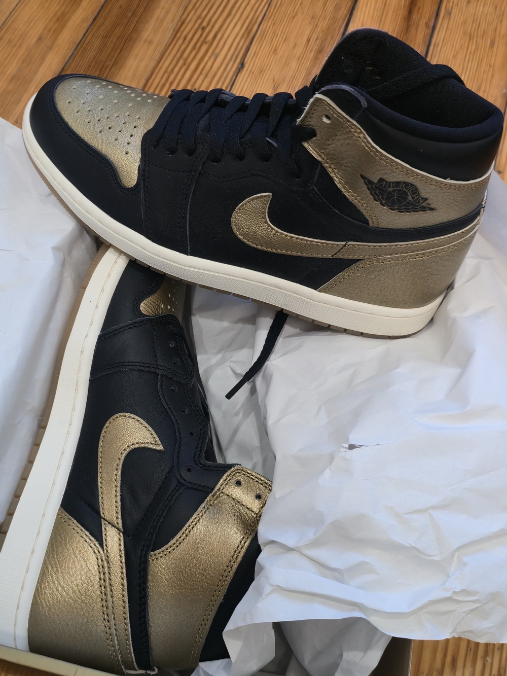 Nike Air Jordan 1 High OG - Black/Gold